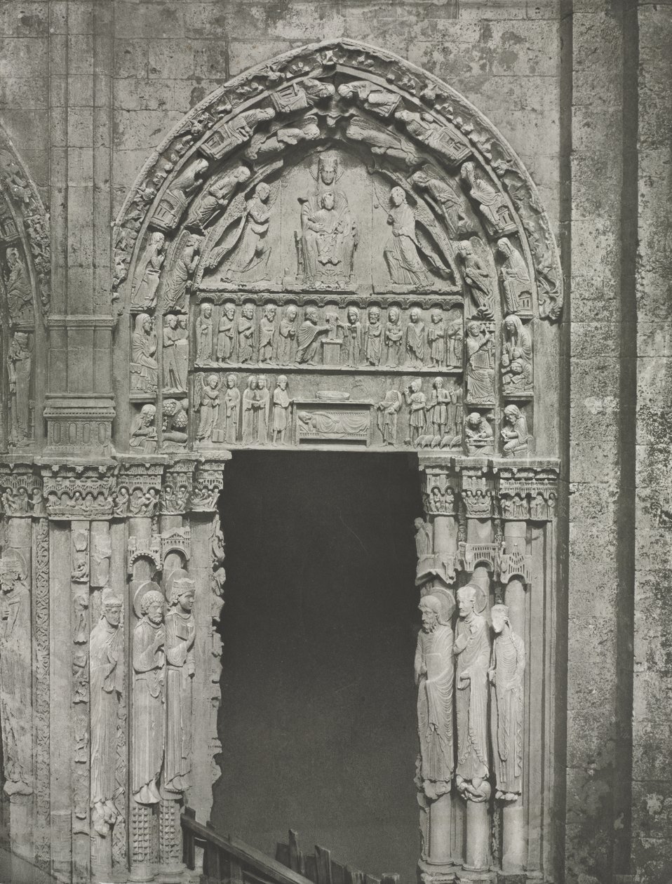 Katedra w Chartres: Prawe drzwi portalu królewskiego z Matką Boską z Chartres autorstwa Charles Nègre