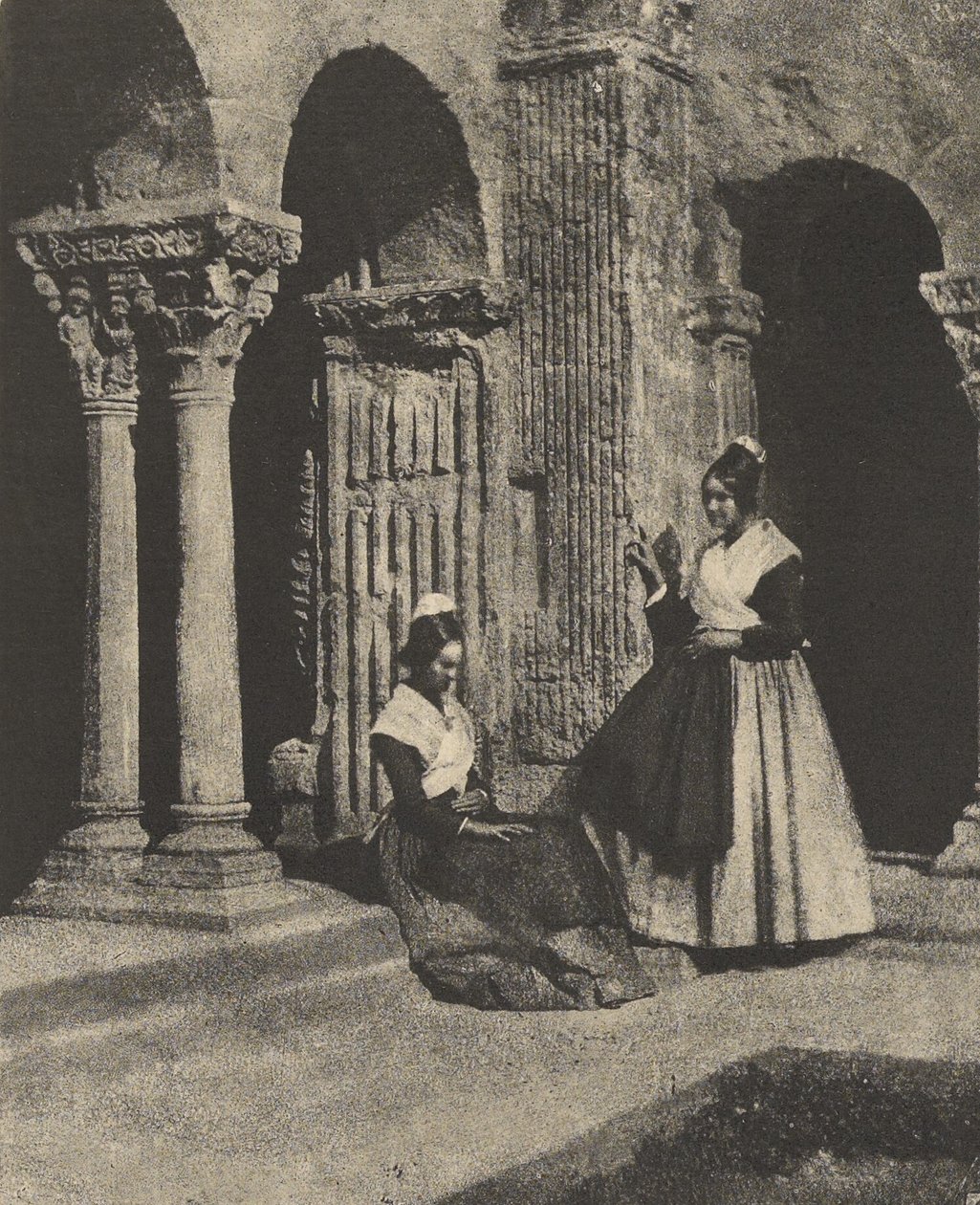[Kobiety z Arles w krużganku kościoła Saint-Trophime] autorstwa Charles Nègre