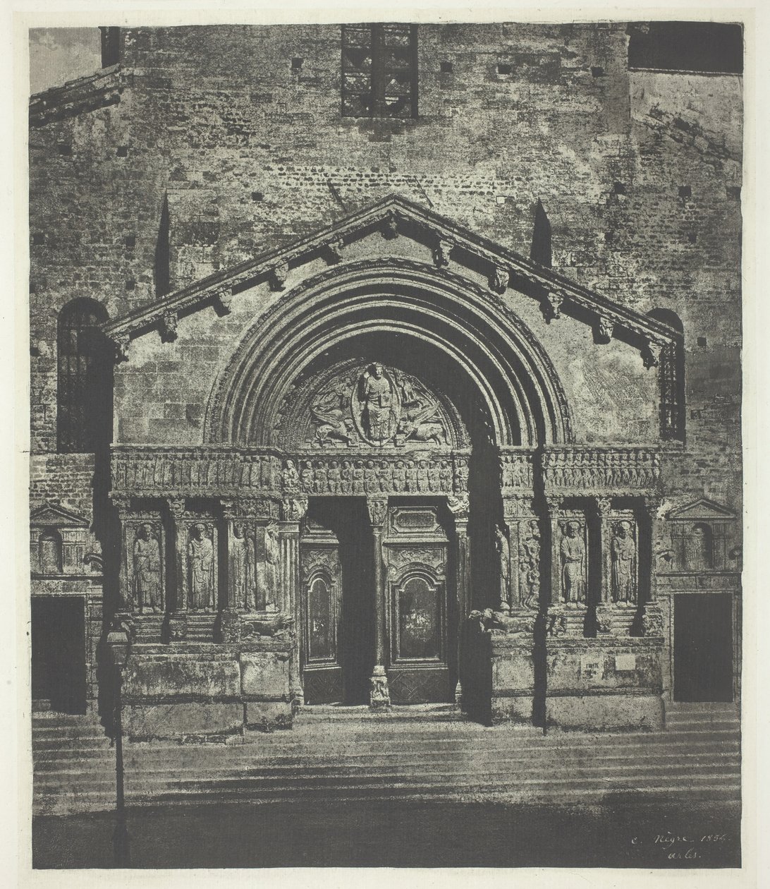 Arles: The West Porch of Saint-Trophime, 21 października 1854, wydrukowane w 1982. autorstwa Charles Nègre