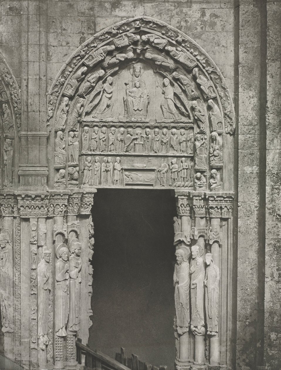Katedra w Chartres: prawe drzwi portalu królewskiego z Matką Bożą z Chartres, 1857. autorstwa Charles Nègre