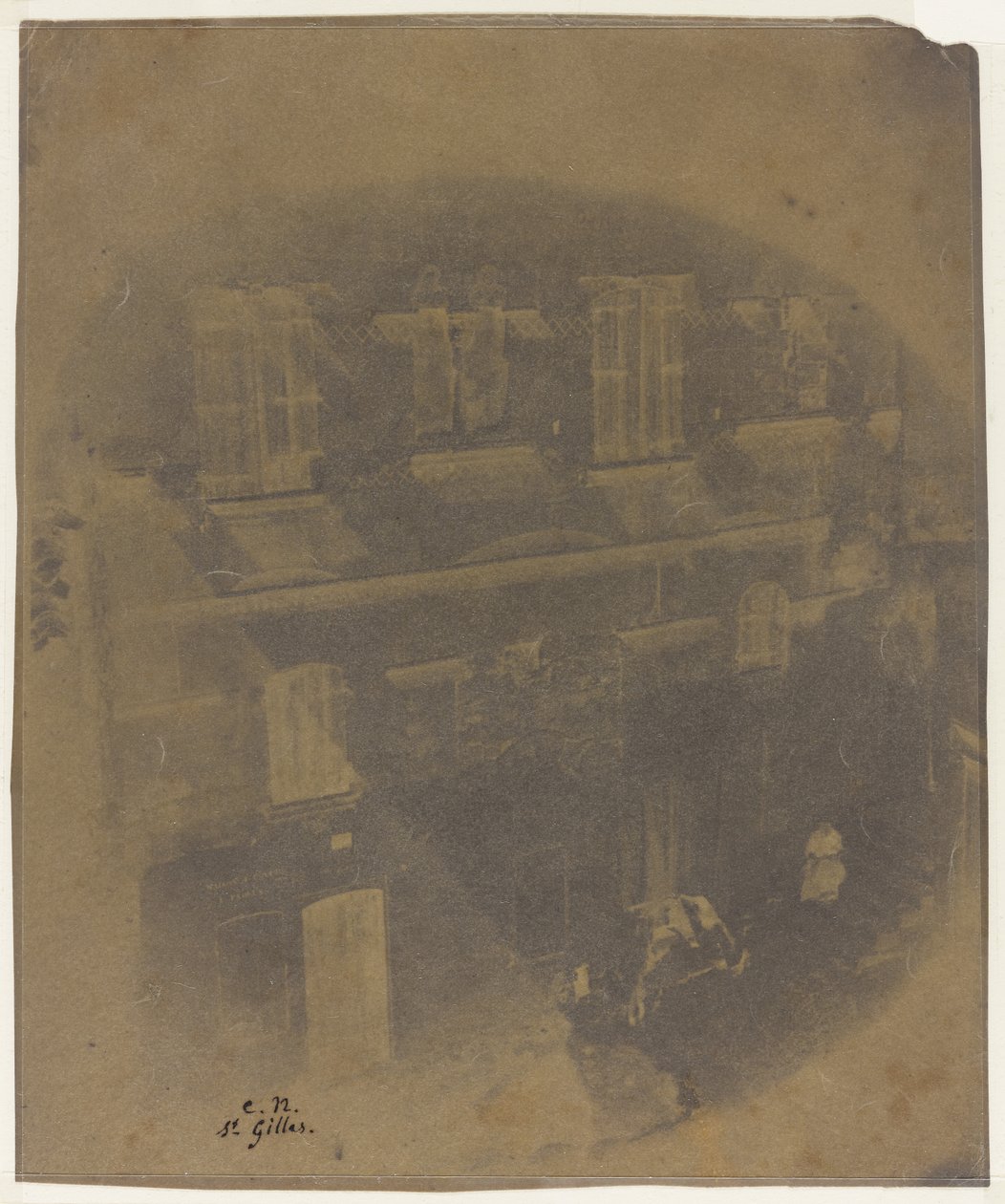 Dolna część fasady domu w stylu romańskim w Saint-Gilles du Gard, 1852 (kalotypia (negatyw z papieru woskowanego)) autorstwa Charles Nègre