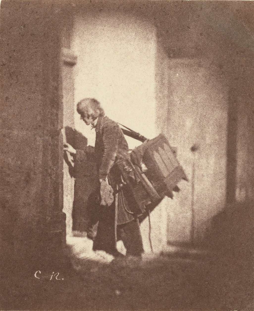[Organ Grinder at 21, quai Bourbon, Ile Saint-Louis, Paris]. autorstwa Charles Nègre