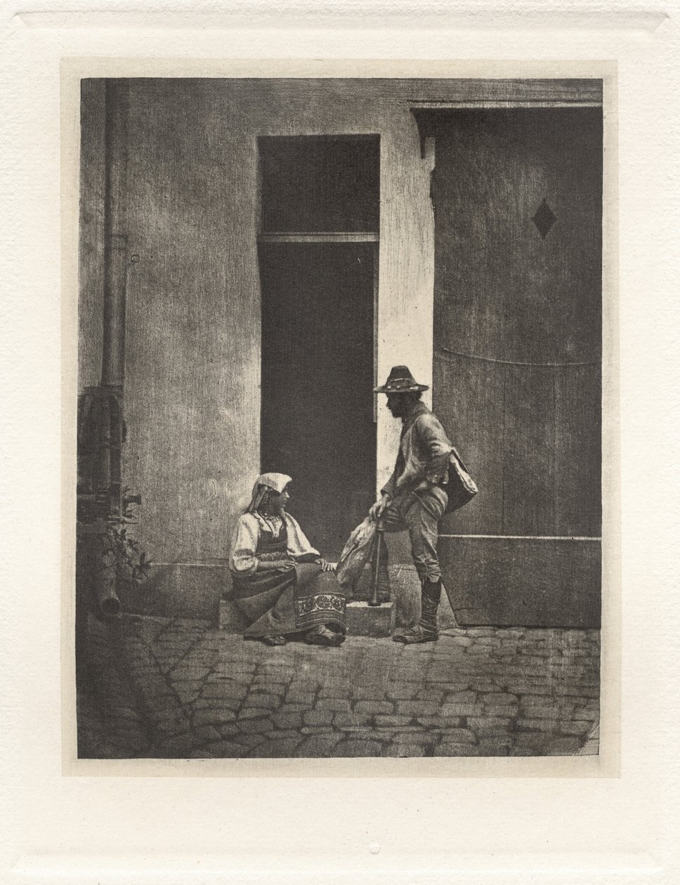 Planche IV - Pifferaro Debout et Paysanne Italienne Assise, dans la Cour du 21 Quai Bourbon (Plansza IV - Pifferaro stojący i włoski chłop siedzący, na dziedzińcu 21 Quai Bourbon), 1854, druk 1982 (zdjęcie) autorstwa Charles Nègre
