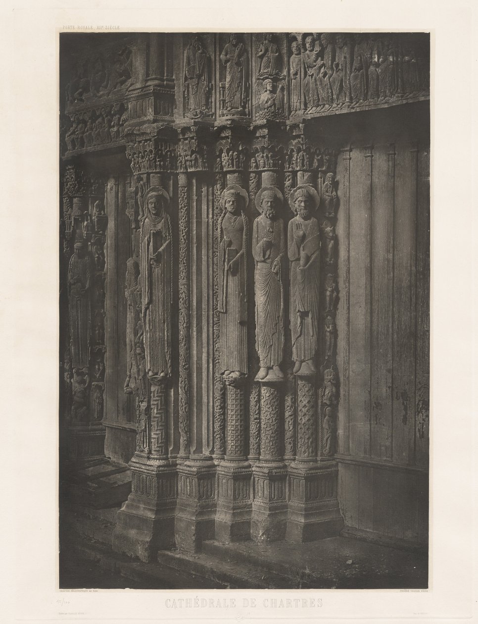 Planche XIII - Cathédrale de Chartres, Statues Colonnes de la Porte Centrale du Portail Royal (Plansza XIII - Katedra w Chartres, Kolumny Posągów w Centralnych Drzwiach Wejścia Królewskiego), 1855, wydruk 1982 (zdjęcie) autorstwa Charles Nègre