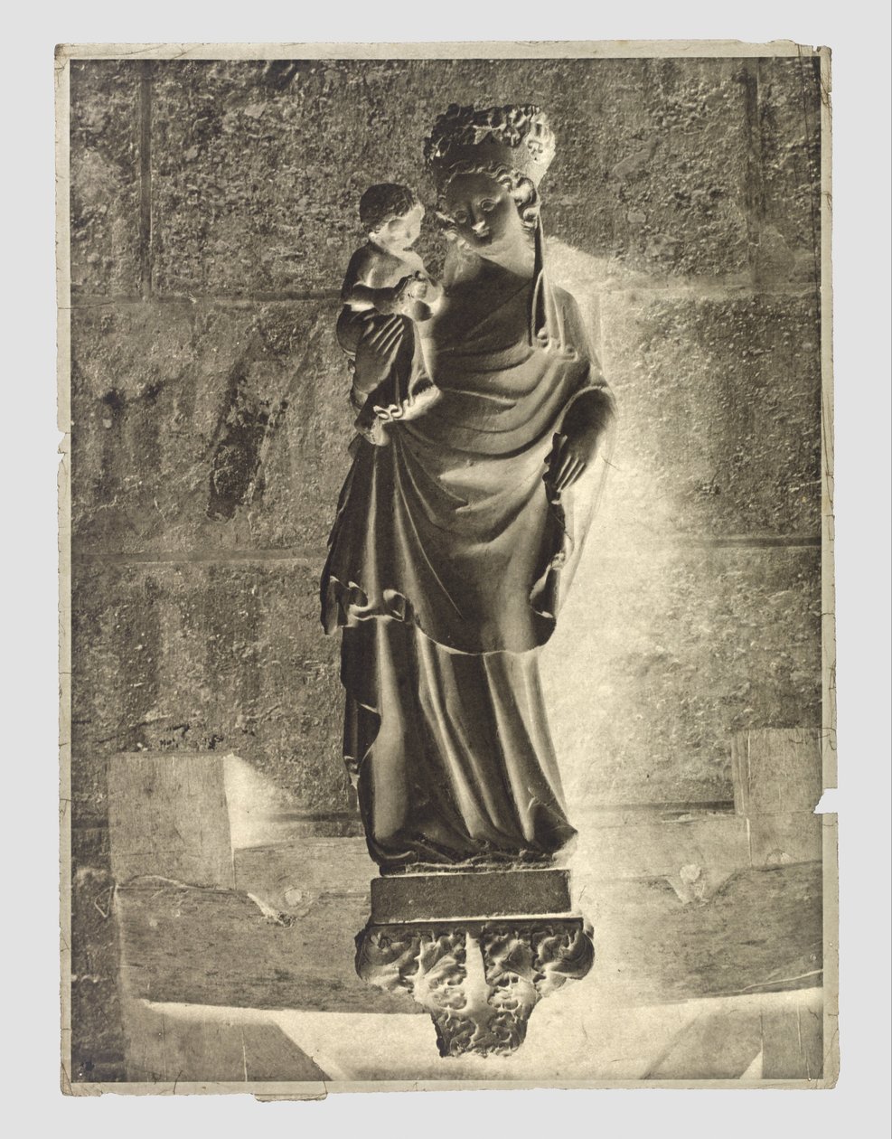 Rzeźba Maryi z Dzieciątkiem w Notre-Dame, Paryż autorstwa Charles Nègre