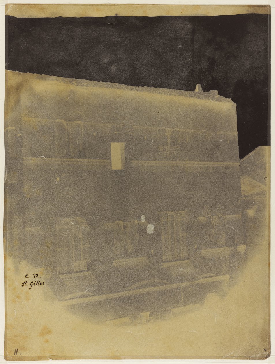 Górna część fasady domu w stylu romańskim w Saint-Gilles du Gard. autorstwa Charles Nègre