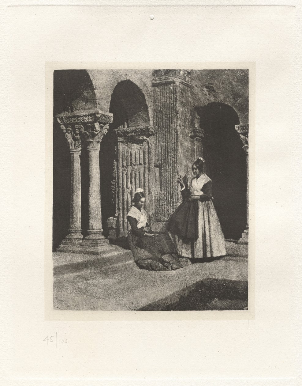 Płyta II – Dwie Arlesienne w klasztorze Saint-Trophime w Arles (Ilustracja II – Dwie Arlesiennes w klasztorze Saint-Trophime w Arles) autorstwa Charles Nègre, André Jammes