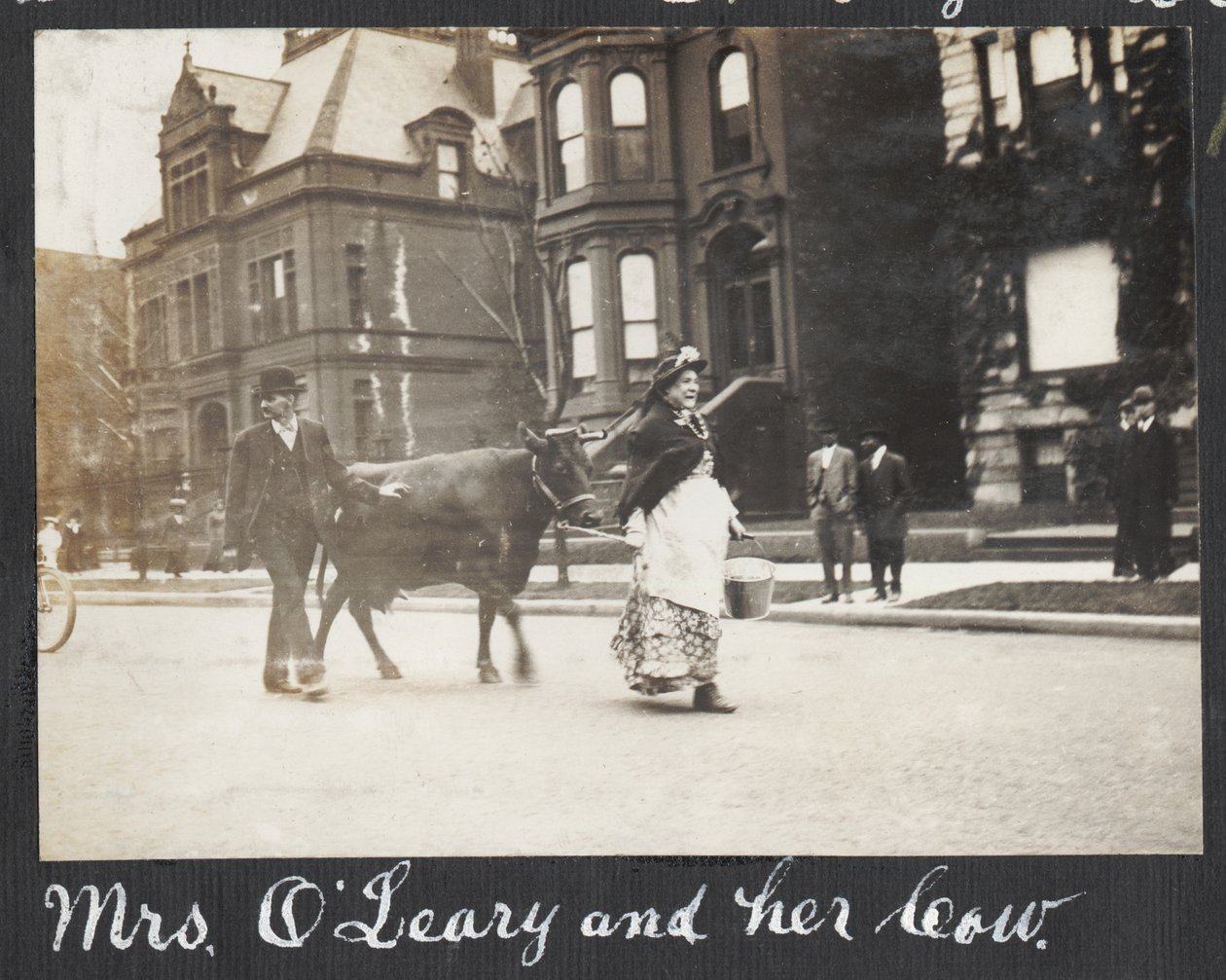 Ludzie przebrani za Kate i Patricka OLeary z krową w ramach obchodów 40. rocznicy pożaru Chicago w 1871 r., 1911 r. autorstwa Charles R. Clark