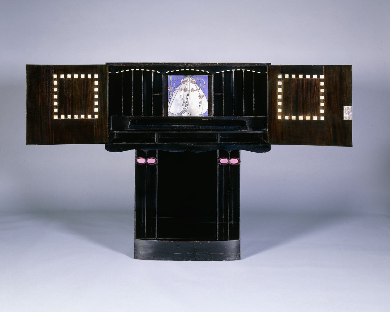 Szafka zaprojektowana dla Waltera W. Blackie Esq., Hill House, Edynburg autorstwa Charles Rennie Mackintosh