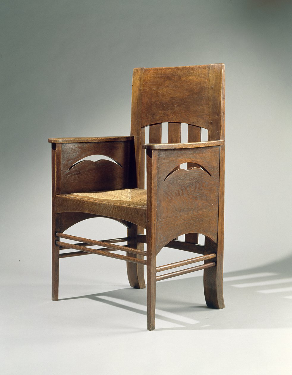 Fotel proj. 1897 (dąb z siedzeniem trzcinowym) autorstwa Charles Rennie Mackintosh
