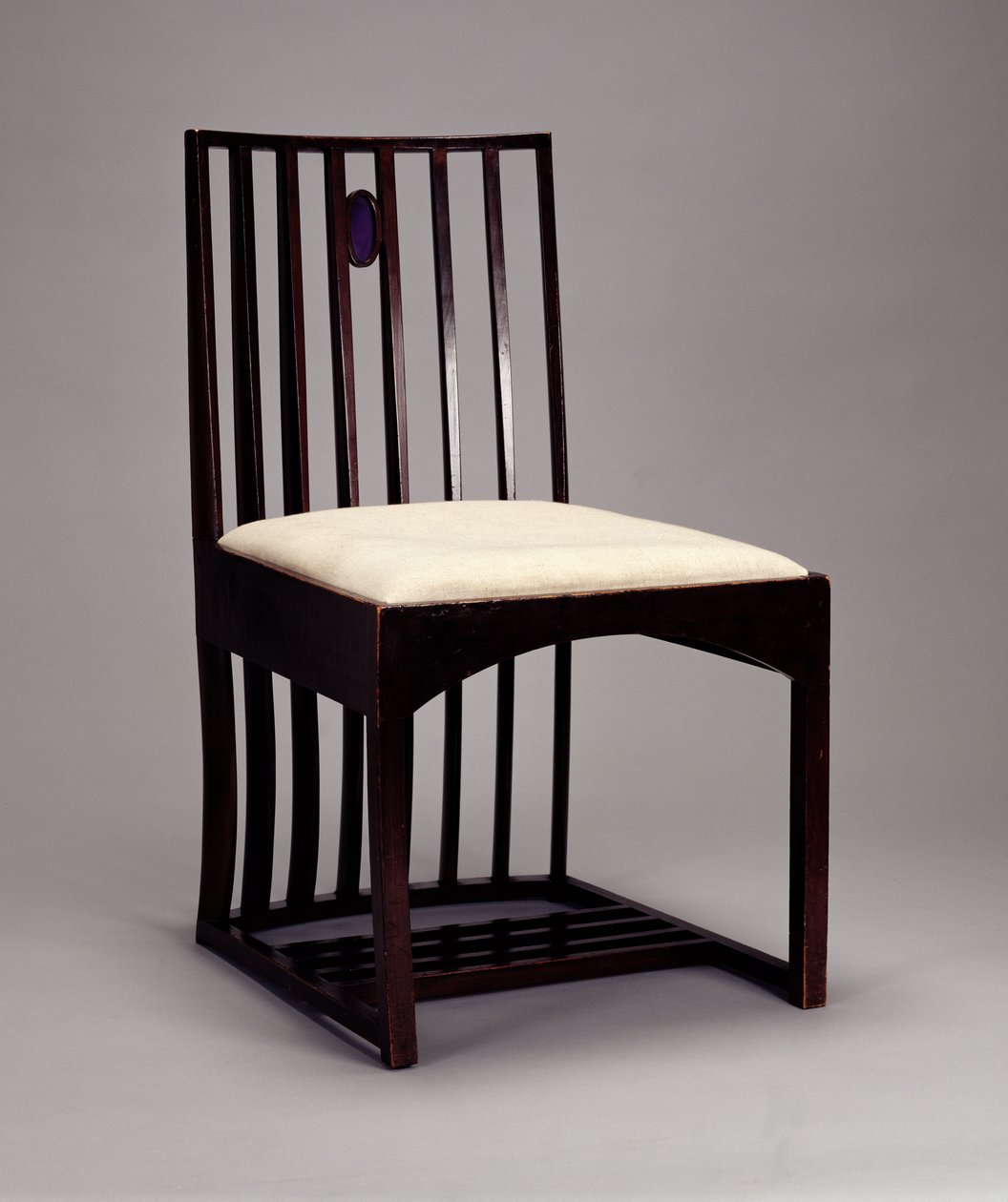 Krzesło w salonie, HousHill, Glasgow, 1904 (drewno bejcowane na ciemno, inkrustowane kolorowym szkłem) autorstwa Charles Rennie Mackintosh