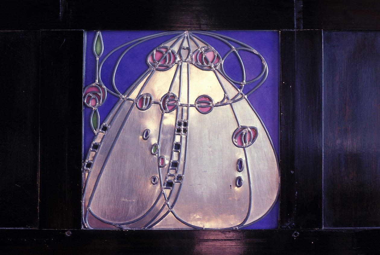 Mebel zaprojektowany na 120 Mains Street, Glasgow, Czarna szafka z intarsjowaną plakietką, 1904 (drewno, metal, emalia) autorstwa Charles Rennie Mackintosh