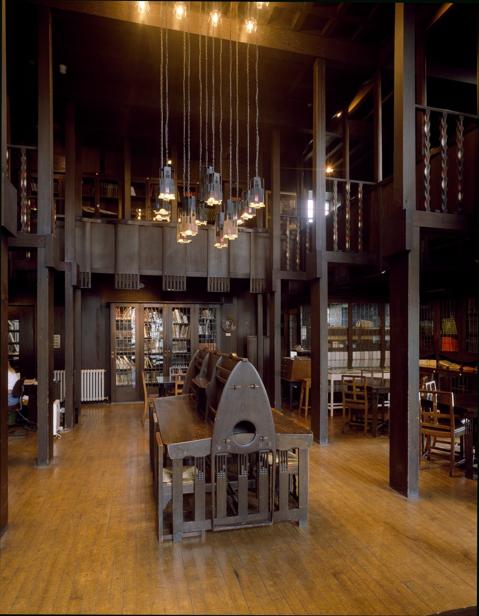 Widok wnętrza czytelni Szkoły Sztuk Pięknych projektu architekta Charlesa Rennie Mackintosha (1868-1928) autorstwa Charles Rennie Mackintosh