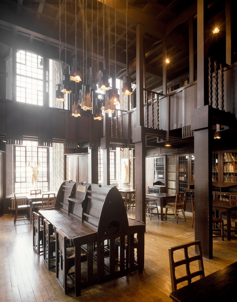 Widok wnętrza czytelni Szkoły Sztuk Pięknych projektu architekta Charlesa Rennie Mackintosha (1868-1928) autorstwa Charles Rennie Mackintosh