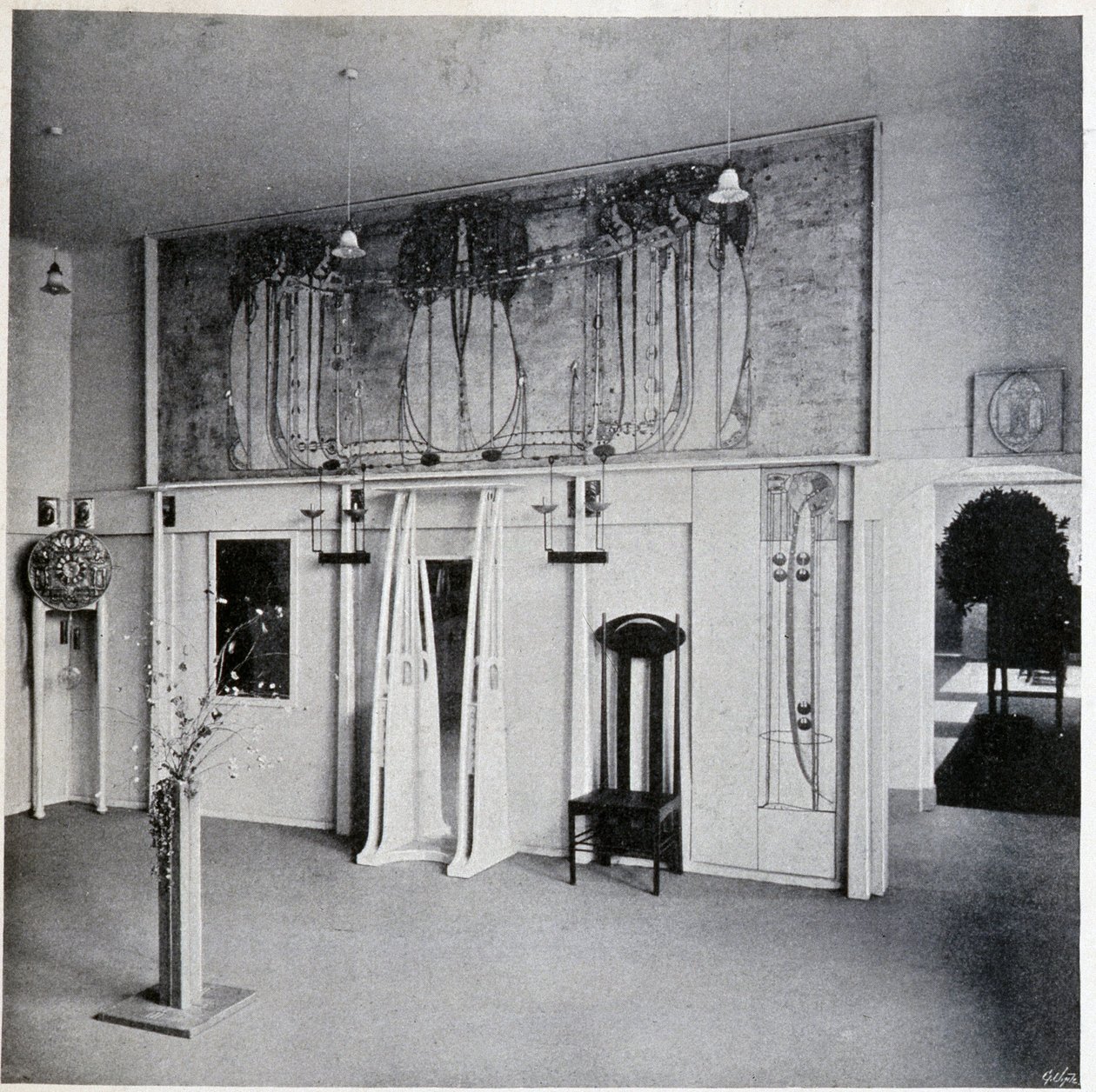 Widok wnętrza salonu sztuki dekoracyjnej w Wiedniu, ok. 1900 r. (wystrój i meble autorstwa Charlesa Rennie i Margaret MacDonald Mackintosh) autorstwa Charles Rennie Mackintosh
