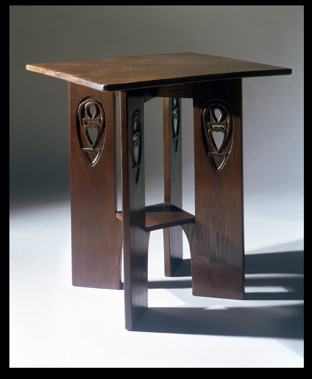 Stół zaprojektowany do Sali Bilardowej w Miss Cranstons Argyle Tearooms, Glasgow, 1897 (dąb) autorstwa Charles Rennie Mackintosh