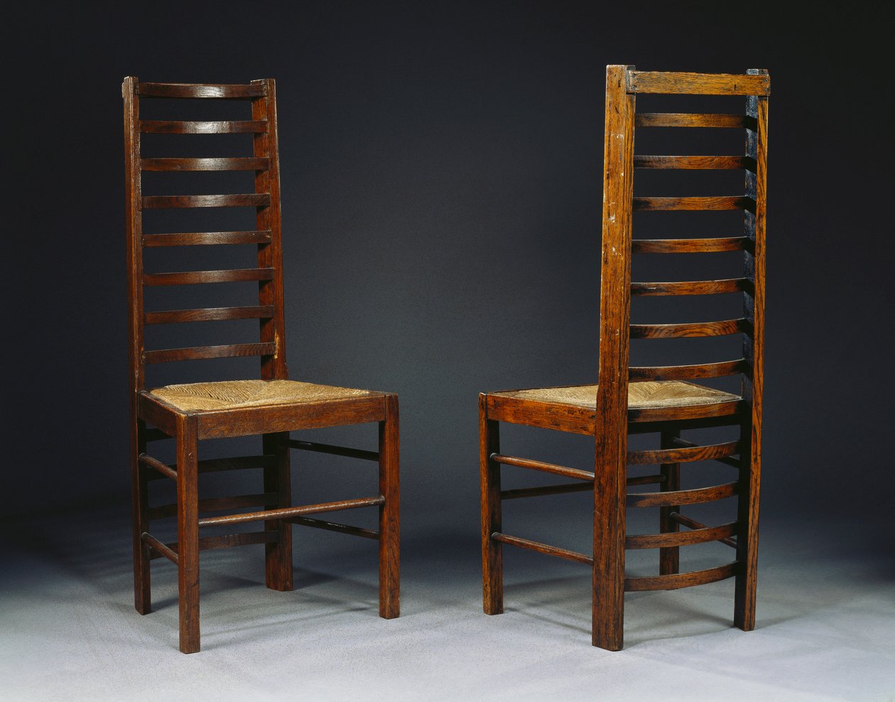 Dwa krzesła z oparciem drabinkowym, do herbaciarni panny Cranston, Glasgow, ok. 1903 r. autorstwa Charles Rennie Mackintosh