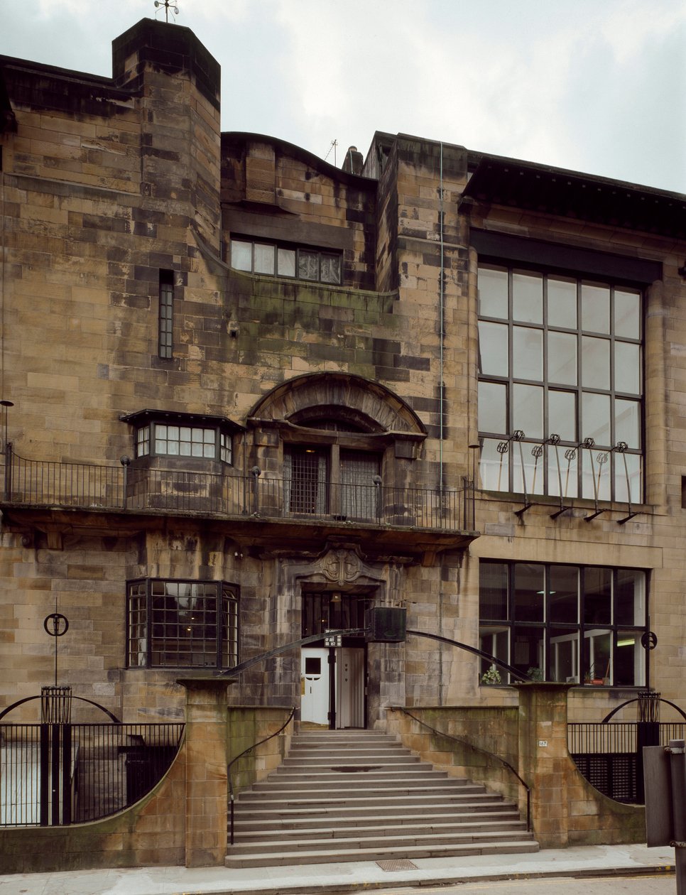 Widok Szkoły Sztuk Pięknych zaprojektowany przez architekta Charlesa Rennie Mackintosha (1868-1928) autorstwa Charles Rennie Mackintosh
