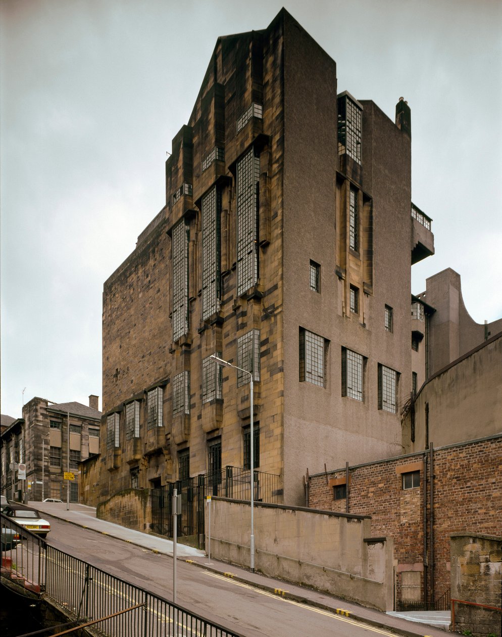 Widok Szkoły Sztuk Pięknych zaprojektowany przez architekta Charlesa Rennie Mackintosha (1868-1928) autorstwa Charles Rennie Mackintosh