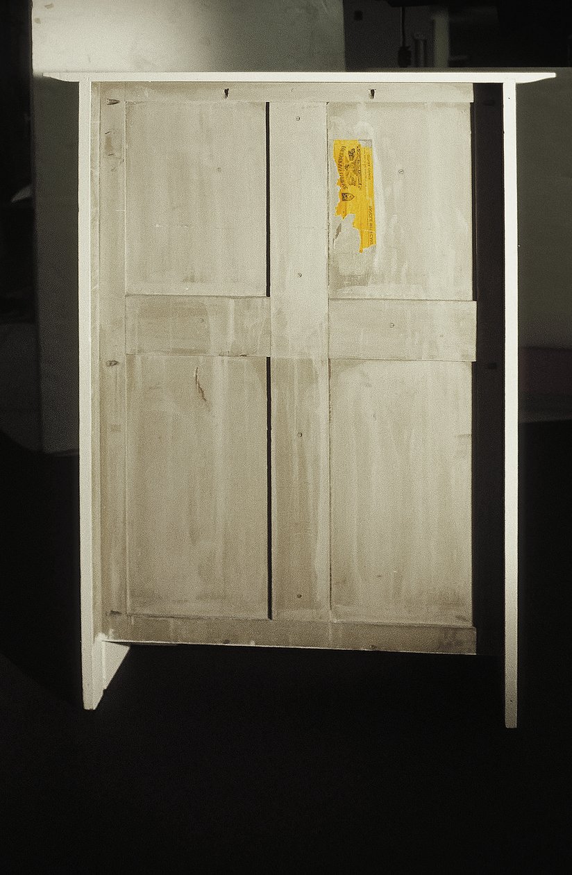 Biała szafka zaprojektowana dla Pani Rowat, 1902 (drewno, witraż, emalia) autorstwa Charles Rennie Mackintosh