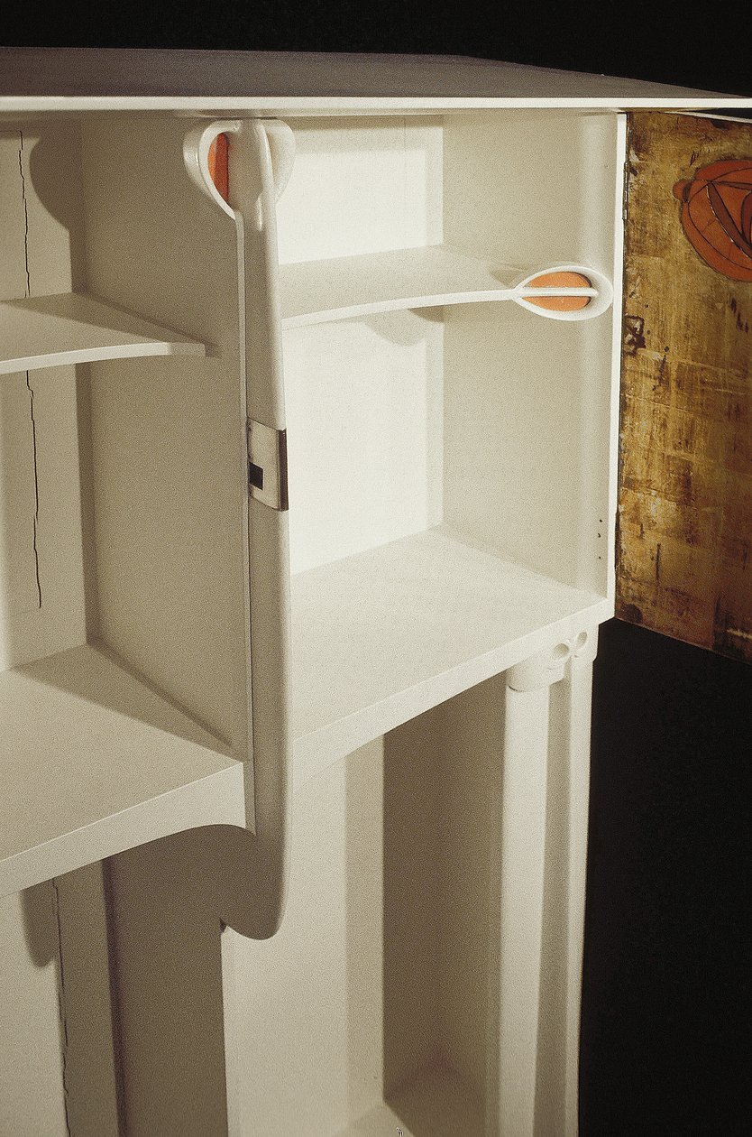 Biała szafka zaprojektowana dla Pani Rowat, 1902 (drewno, witraż, emalia) autorstwa Charles Rennie Mackintosh