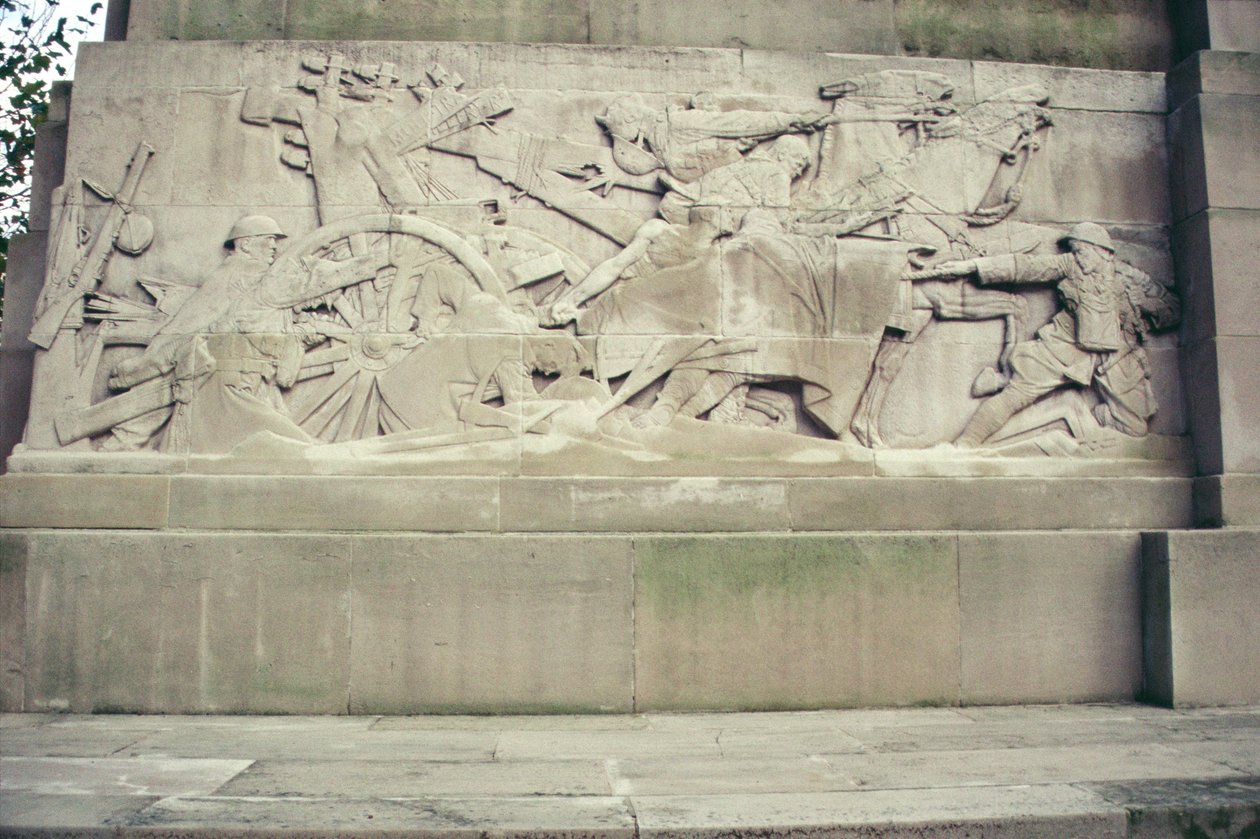 Detal z Królewskiego Pamięci Artylerii 1914-18, 1925 (kamień portlandzki) autorstwa Charles Sergeant Jagger