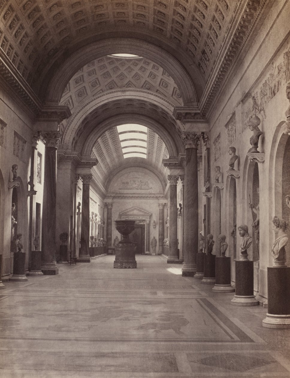 Watykan: Galerie Nuovo Braccio, ok. 1860 (odbitka albuminowa z negatywu kolodionowego) autorstwa Charles Soulier