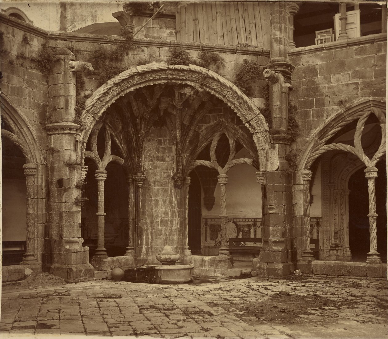 [Krużganek Ciszy, klasztor Santa Cruz de Coimbra] autorstwa Charles Thurston Thompson