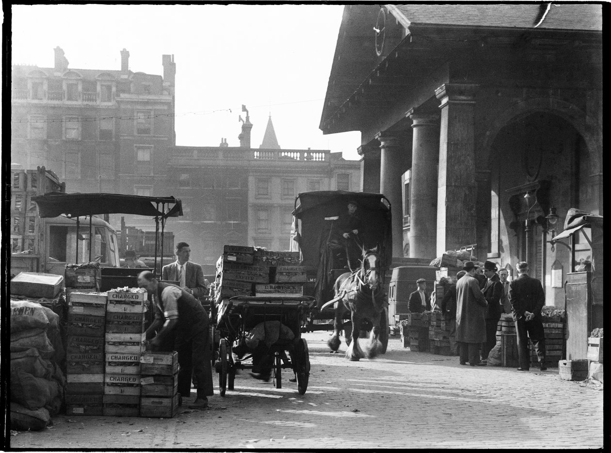 Covent Garden, City of Westminster, Greater London Authority, lata 30. XX wieku. autorstwa Charles William Prickett