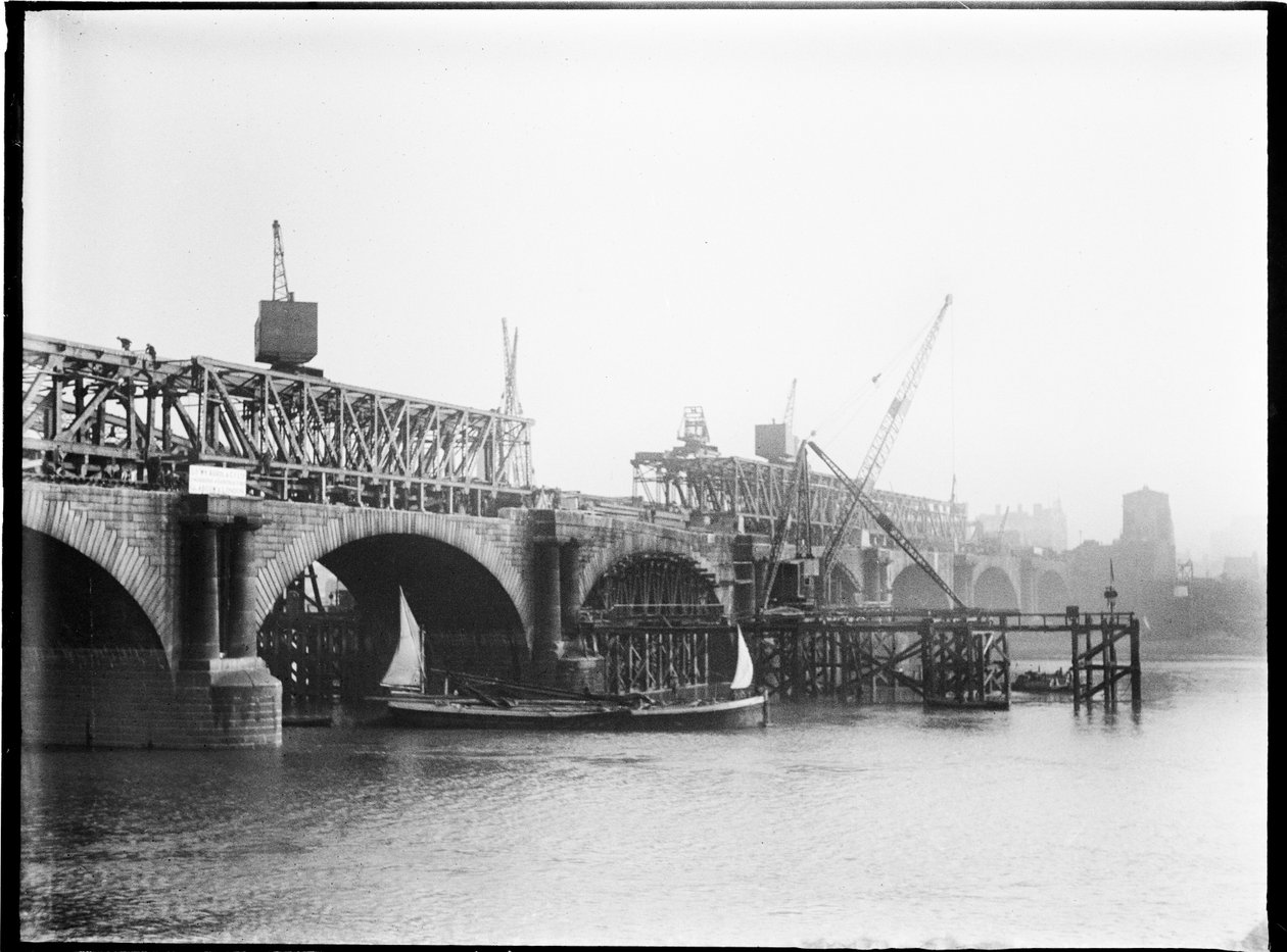 Rozbiórka mostu Waterloo, City of Westminster, Greater London Authority, 1936. autorstwa Charles William Prickett