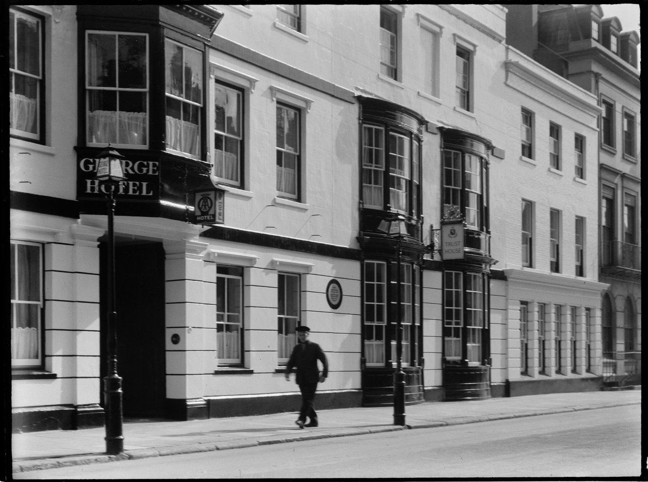 George Hotel, High Street, miasto Portsmouth, lata 30. XX wieku. autorstwa Charles William Prickett