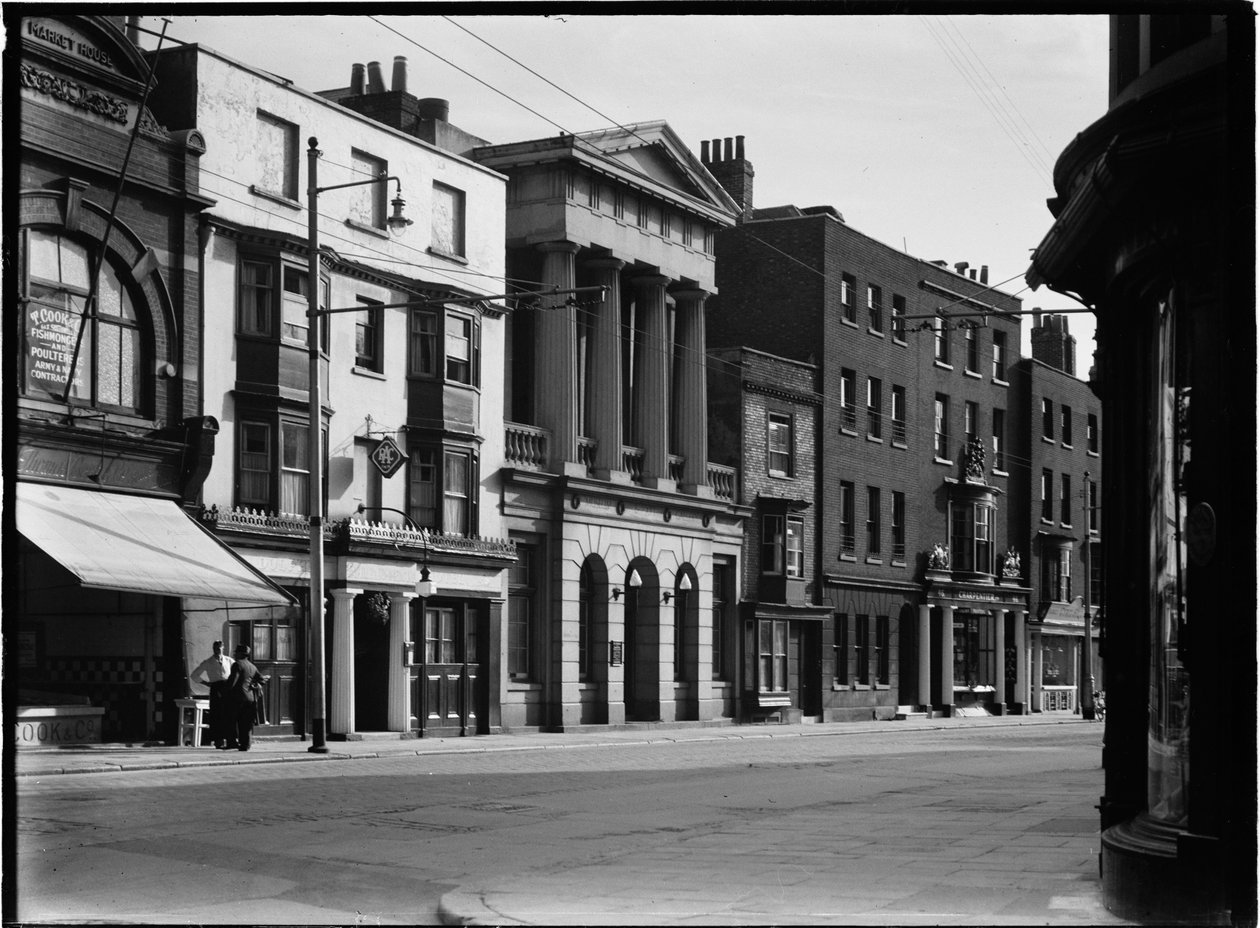 High Street, miasto Portsmouth, lata 30. XX wieku. autorstwa Charles William Prickett