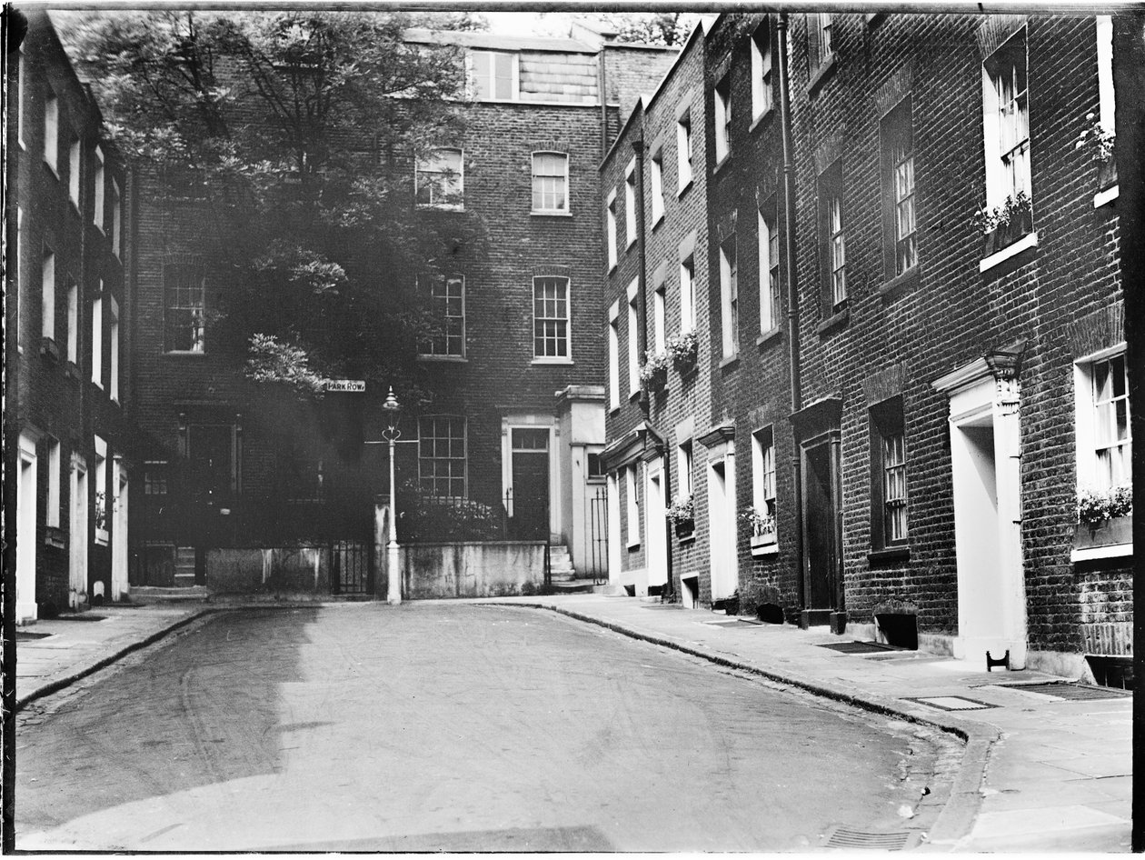 Park Row, Knightsbridge, City of Westminster, Greater London Authority, lata 30. XX wieku. autorstwa Charles William Prickett