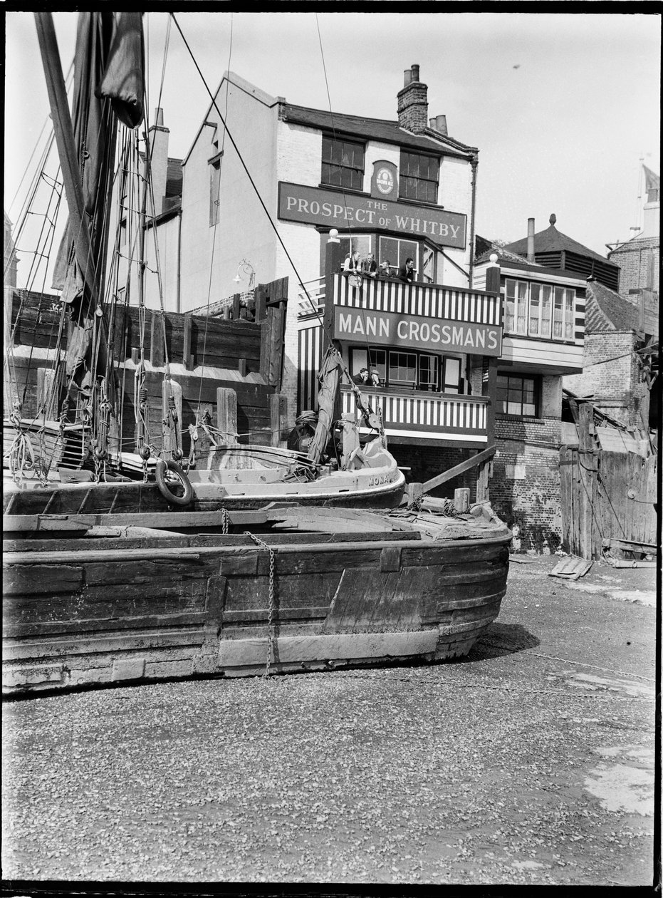 Perspektywa Whitby, Wapping Wall, Wapping, Tower Hamlets, Greater London Authority, lata 30. XX wieku. autorstwa Charles William Prickett