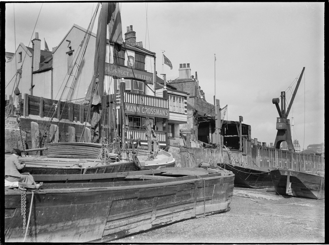 Perspektywa Whitby, Wapping Wall, Wapping, Tower Hamlets, Greater London Authority, lata 30. XX wieku. autorstwa Charles William Prickett
