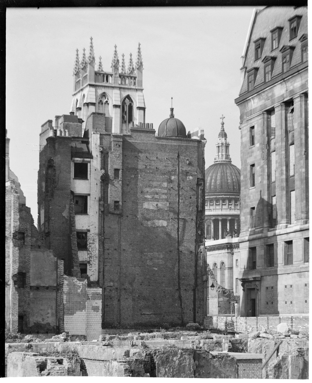 Katedra św. Pawła, Cmentarz św. Pawła, City of London, City of London, GLA, 1941-1945. autorstwa Charles William Prickett