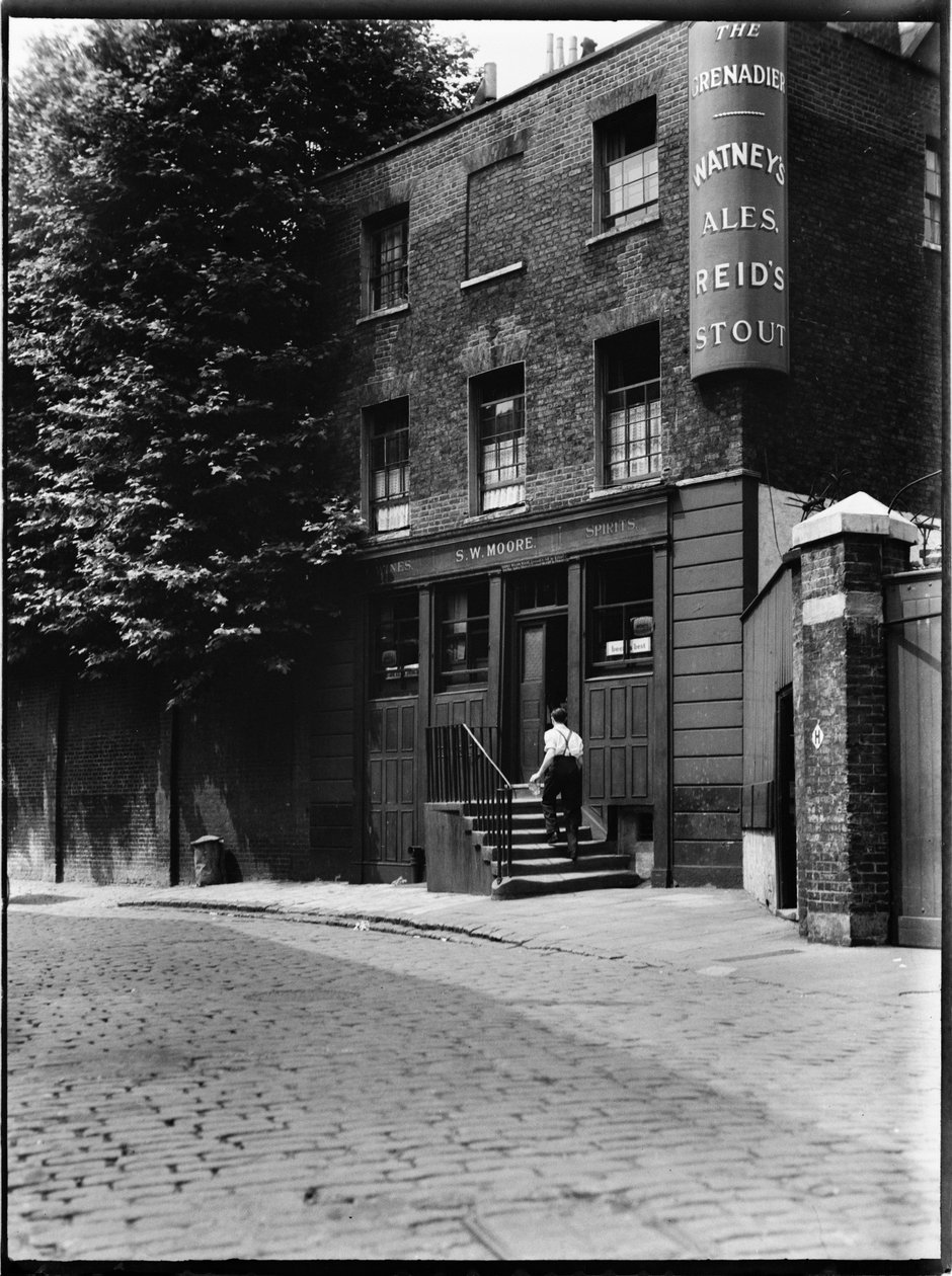 Grenadier, Wilton Row, Belgravia, City of Westminster, Greater London Authority, 1935-1940. autorstwa Charles William Prickett