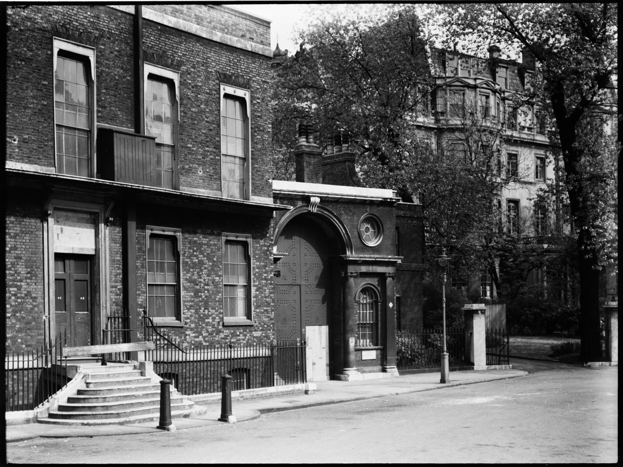 Whitehall Gardens, Whitehall, City of Westminster, Greater London Authority, lata 30. XX wieku. autorstwa Charles William Prickett
