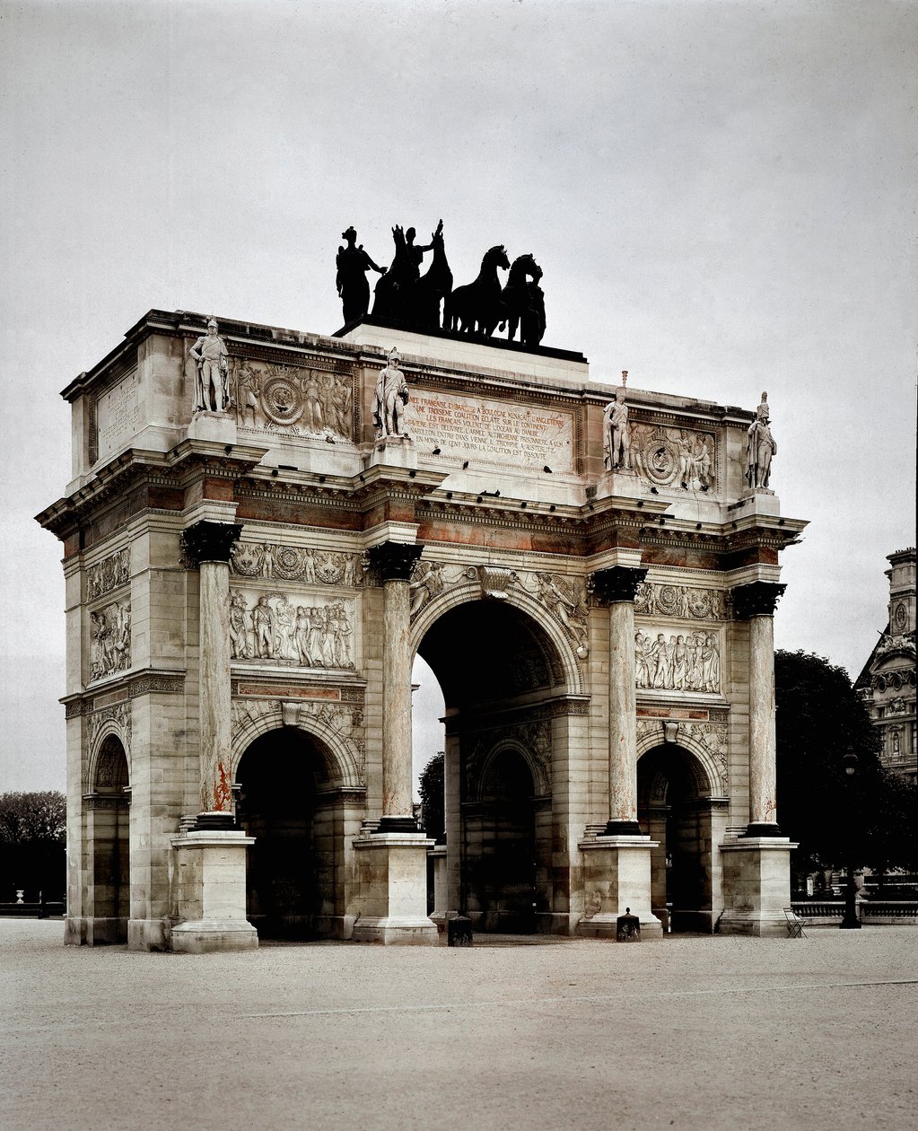 Widok Arc de Triomphe du Carrousel zrealizowany przez Pierre Francois Leonard Fontaine (1762-1853) i Charles Percier (1764-1838) w Paryżu (Luwr) autorstwa Charles and Fontaine Pierre Percier
