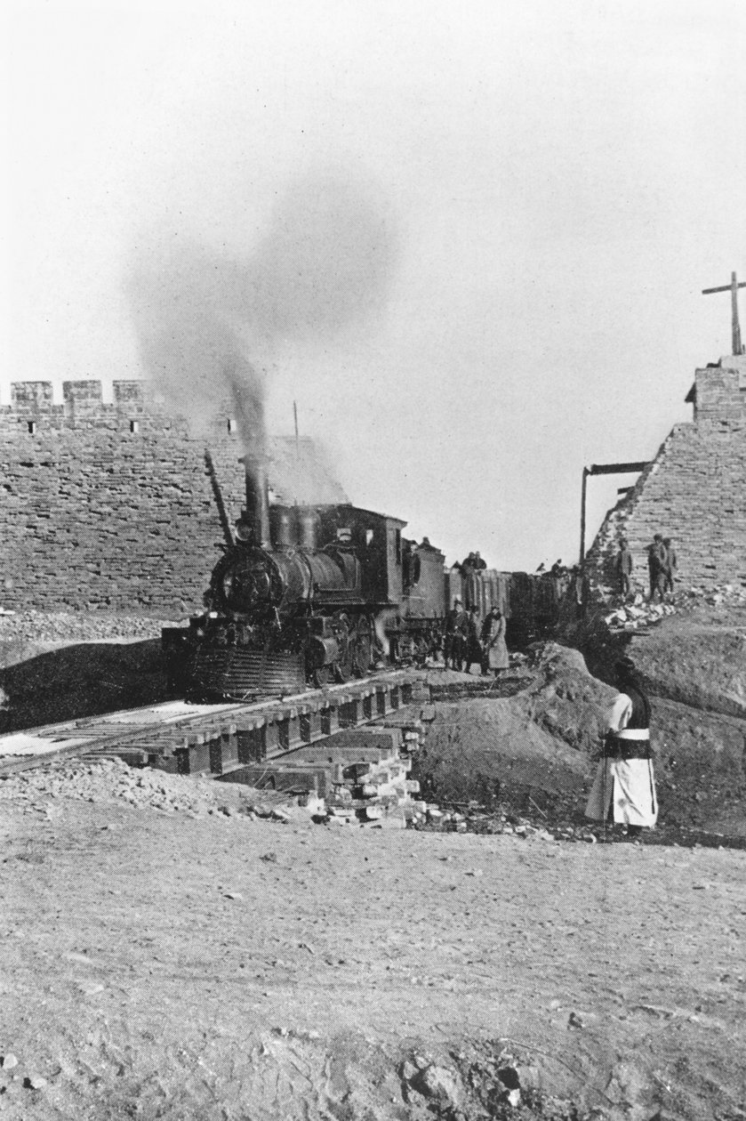 Pierwszy pociąg przejeżdżający przez mur Pekinu, Chiny, ok. 1900 r. autorstwa Chinese Photographer