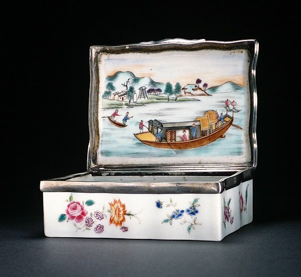 Tabakierka Mogołów, okres Qianlong (1736-95) ok. 1760 (porcelana) (patrz także 314538) autorstwa Chinese School