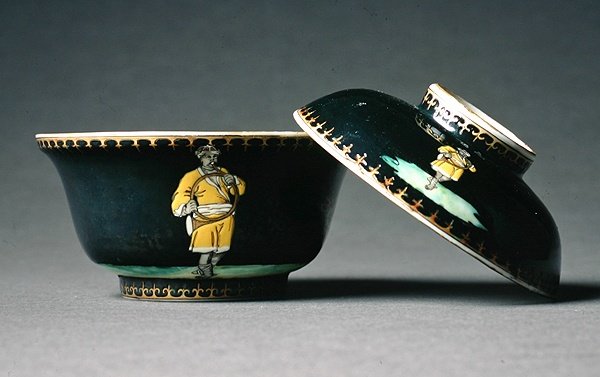 Cukiernica i pokrywka, okres Qianlong (1736-95) ok. 1740 (porcelana) (patrz także 314531) autorstwa Chinese School