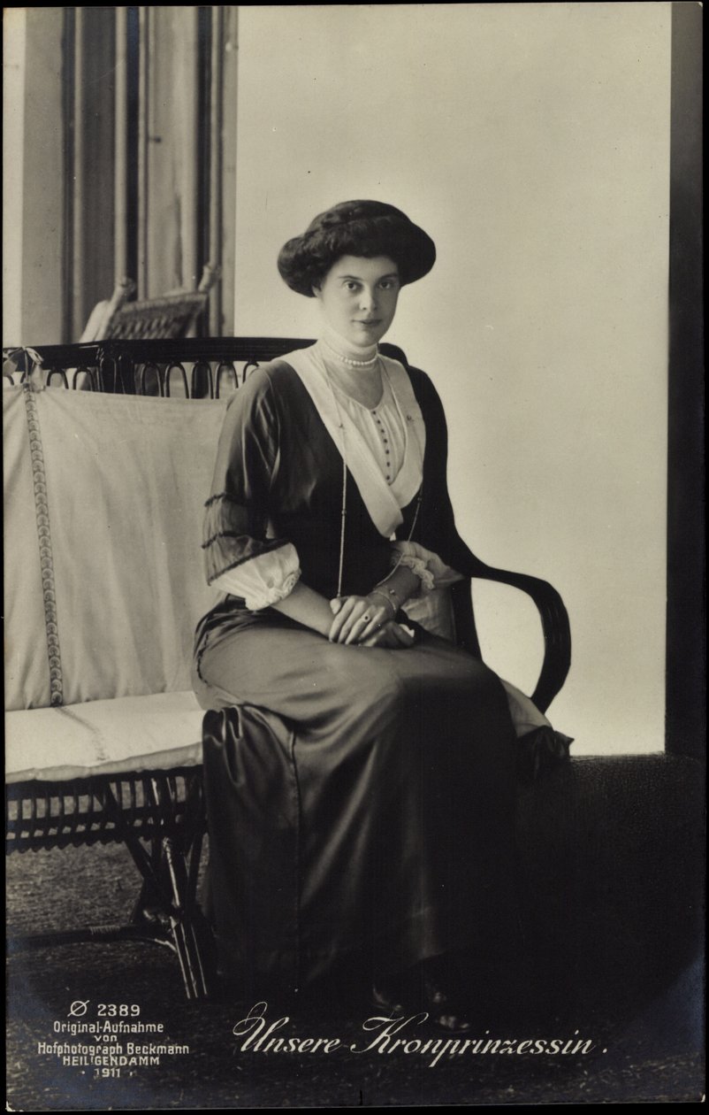Ak Kronprinzessin Cecilie von Preußen, portret w pozycji siedzącej autorstwa Chinese School