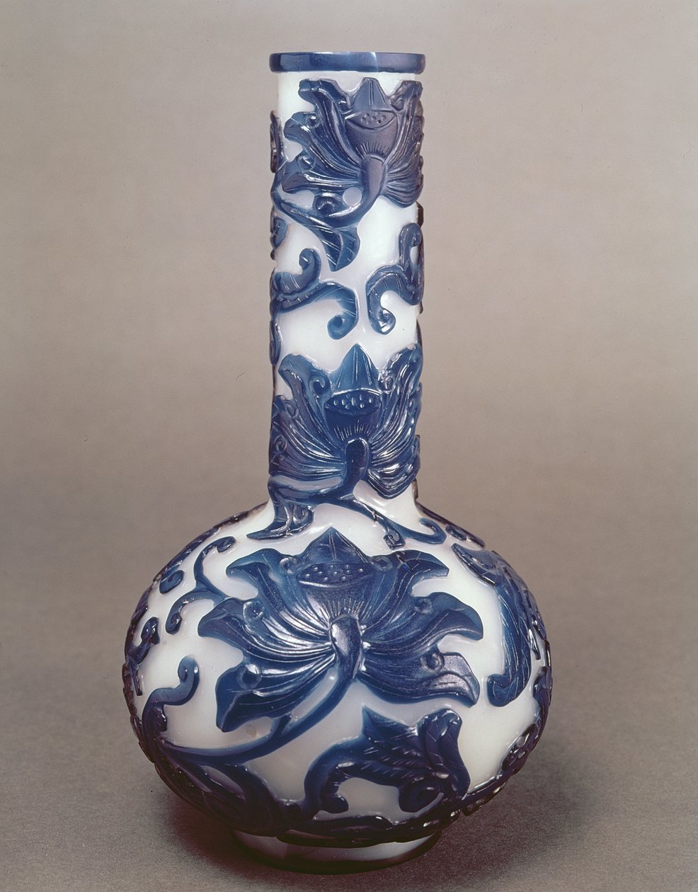 Chińska butelka z niebieskiego i białego szkła kameowego, okres Chien Lung (1736-95) autorstwa Chinese School