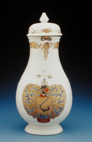 Dzbanek do kawy w formie miśnieńskiej z ramionami Gustava Gabriela Loodha, okres Qianlong (1736-95) (porcelana) (patrz także 210134) autorstwa Chinese School