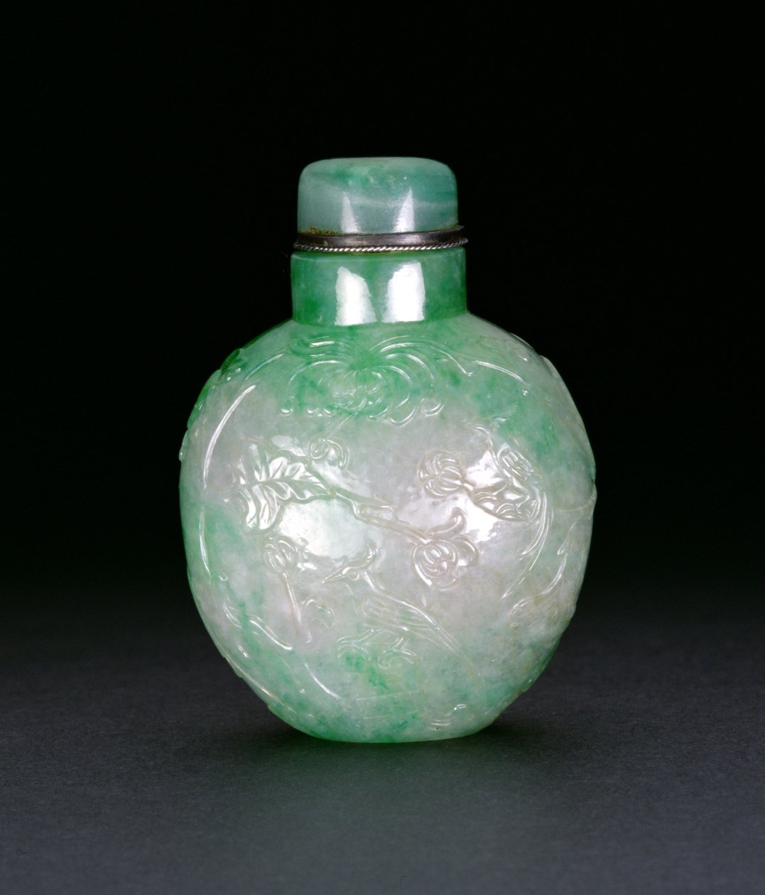Flasza ozdobiona bażantami i motylem, ok. 1780-1850 (nefryt) autorstwa Chinese School