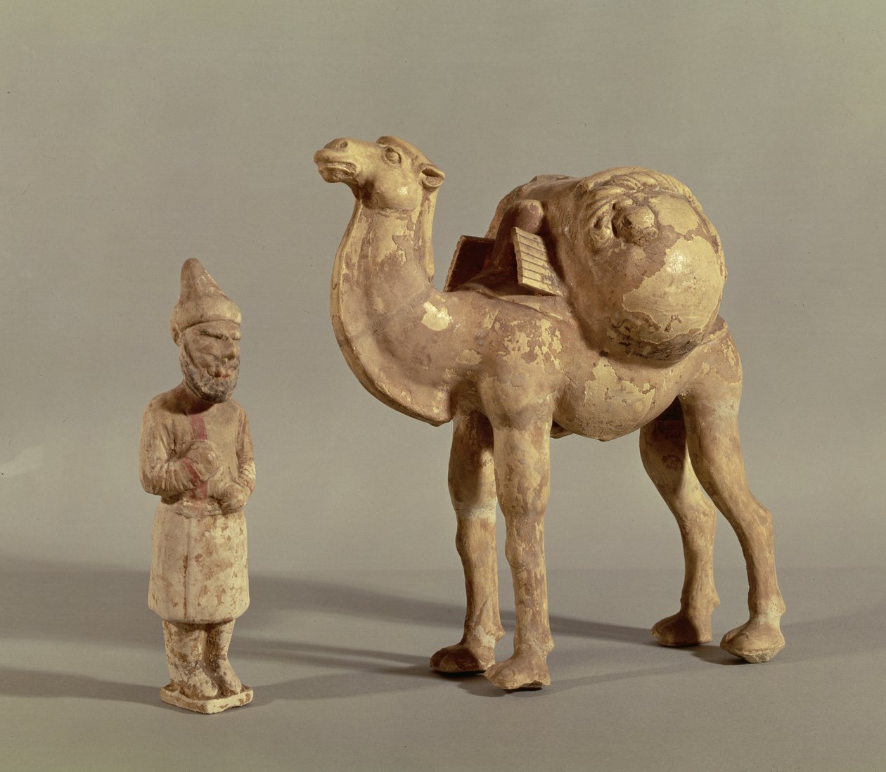 Statuetki nagrobne obładowanego wielbłąda i barbarzyńcy karawaninga, dynastia Tang (618-907) autorstwa Chinese School
