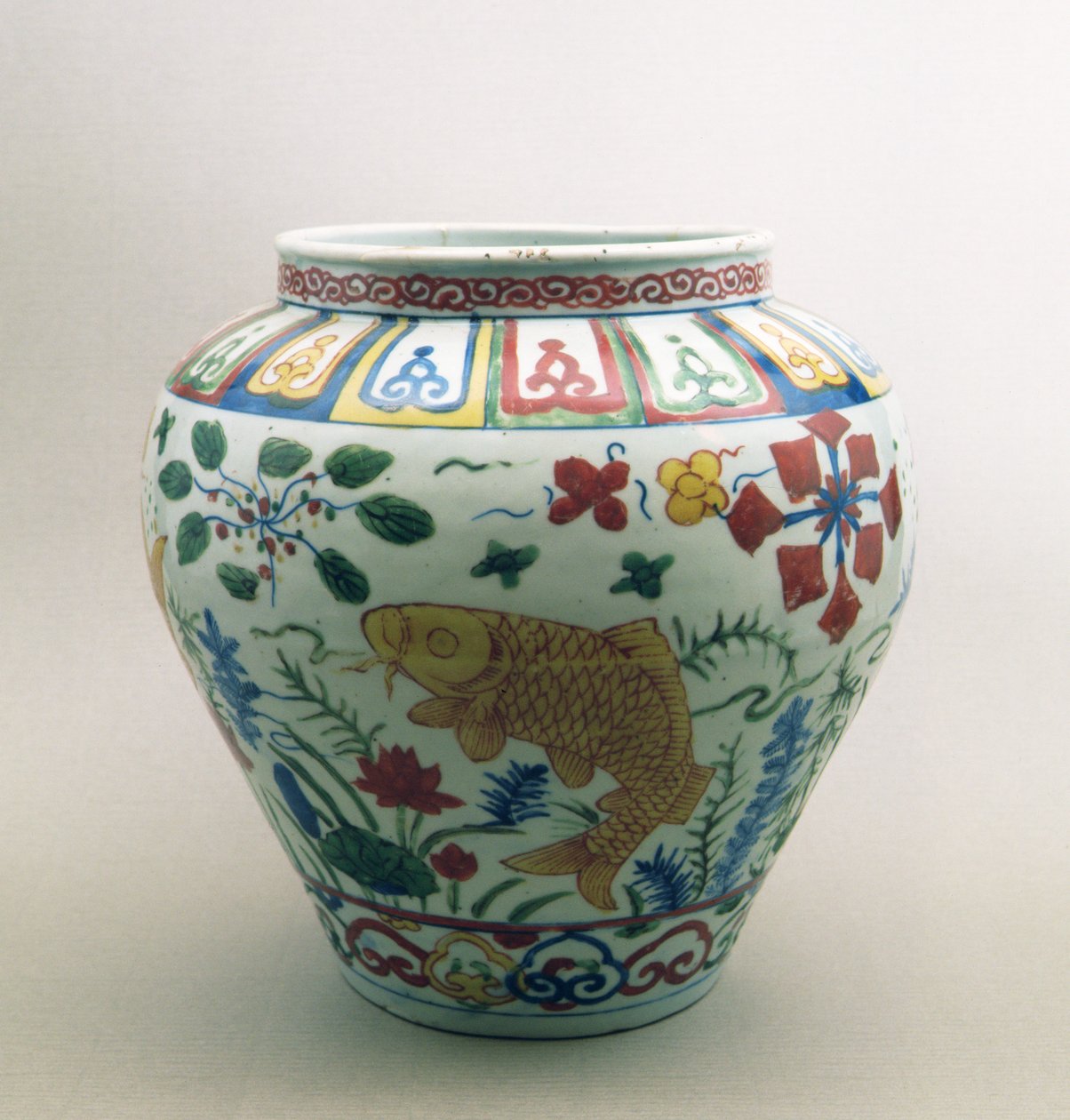 Kulisty słoik ozdobiony rybami i kwiatami, okres Chia Ching (1522-66) autorstwa Chinese School