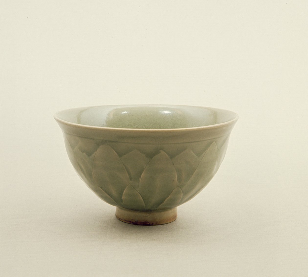 Północna miska seledynowa ozdobiona motywem płatków lotosu, dynastia Sung (960-1280) (naczynie seledynowe) autorstwa Chinese School