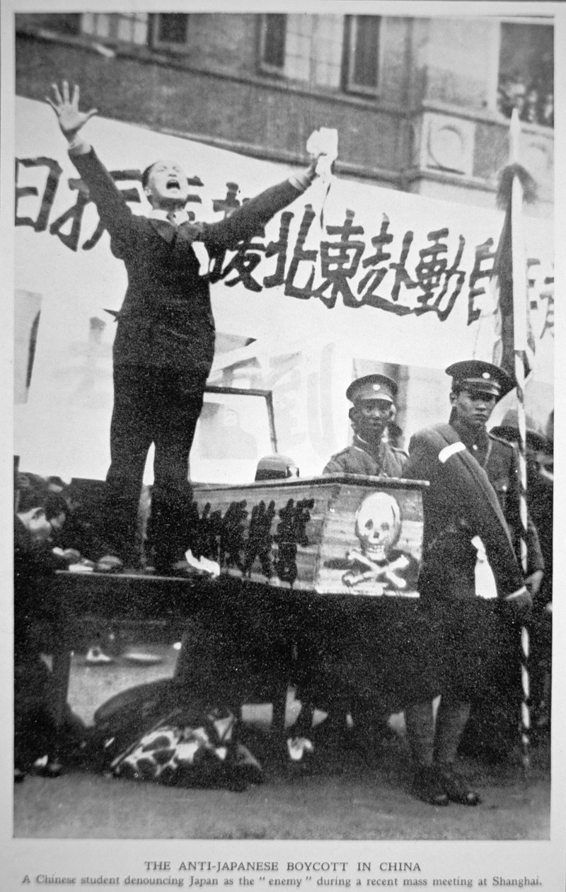 Chiński student potępiający Japonię jako wroga na masowym spotkaniu w Szanghaju w ramach chińskiego antyjapońskiego bojkotu z 1932 roku autorstwa Chinese Photographer